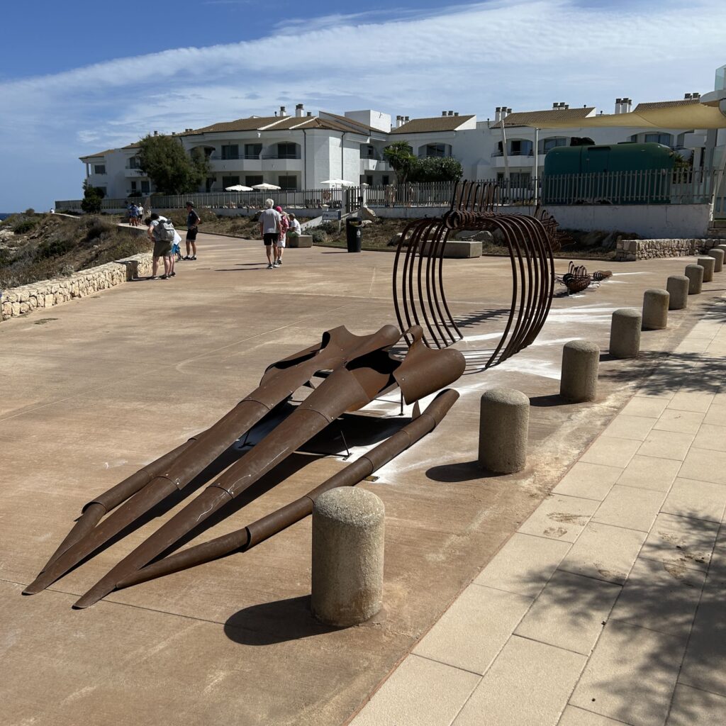 obra escultorica "Les balenes no ploren", una escultura de una ballena instalada en el espacio público